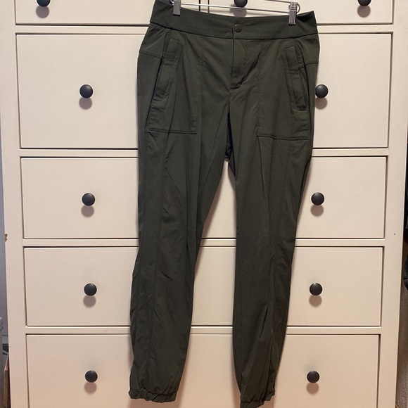 Size 4 khaki olive Athleta hiking joggers. - Picture 1 of 6